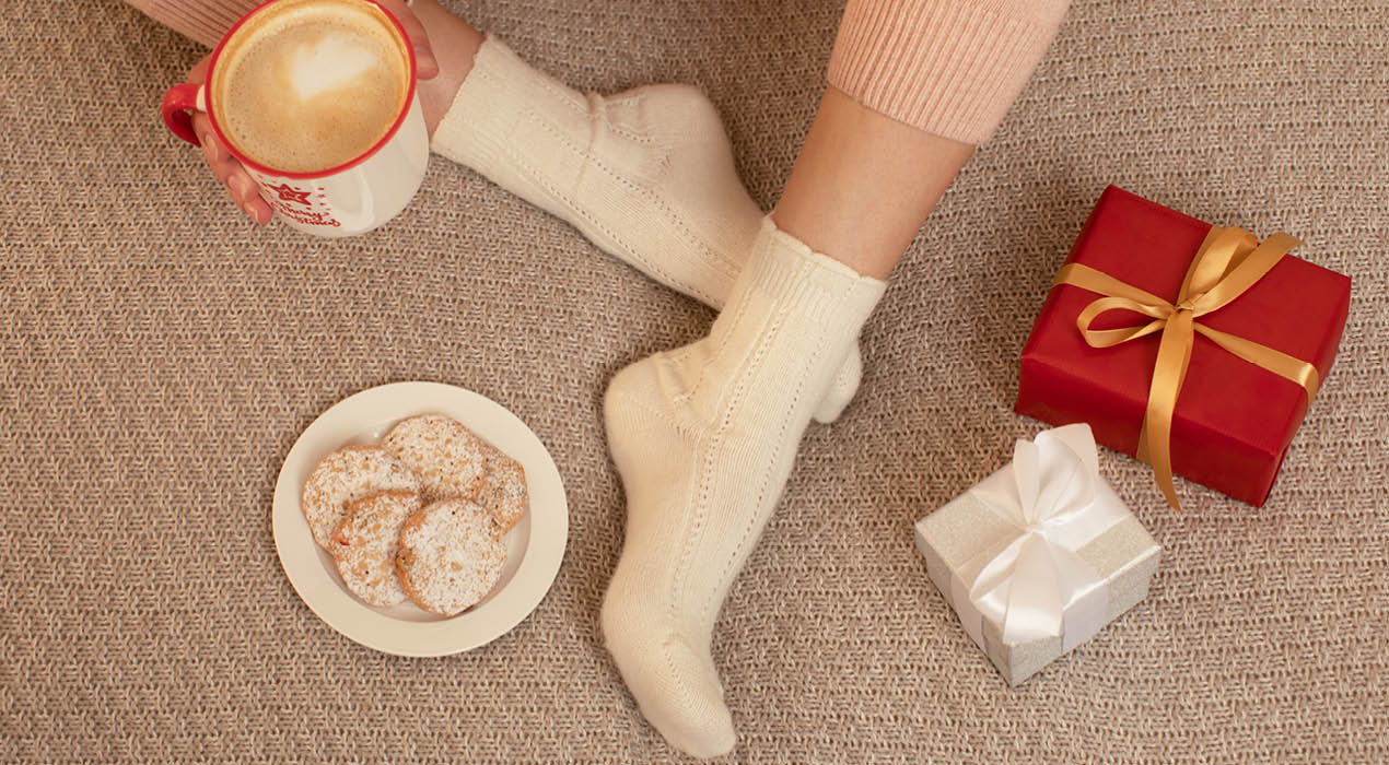 Weihnachtsstimmung mit Kaffee, Plätzchen, Geschenken und Kuschelsocken von KUNERT, Bedosocks in der Farbe winterweiss